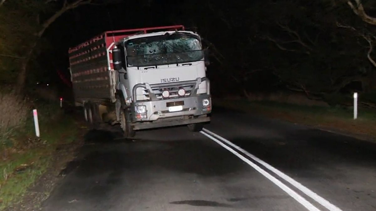 Community rallies behind AFL great following truck crash