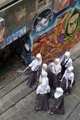A school group in Hosier Lane (picture by A.Mac/ Citylights Projects).