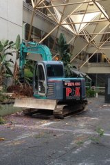 P&K Demolition starts work demolishing the old court complex in Brisbane's CBD.