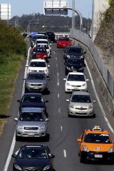 A report has found car commuters are likely to earn less than those who travel via public transport.
