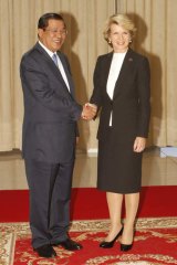 Foreign Minister Julie Bishop poses with Cambodian Prime Minister Hun Sen. Australia is in the final stages of finalising a deal with the impoverished nation to take a quota of refugees from Nauru.