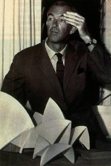 Utzon at a media conference in 1965.