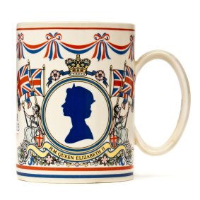 1977 Wedgwood souvenir mug to commemorate the Silver Jubilee of Her Majesty Queen Elizabeth II.