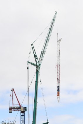 A second crane removes the boom from the damaged crane. 