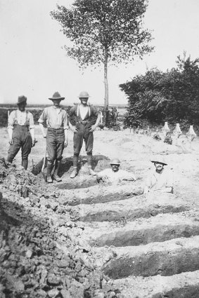 Australian gravediggers during World War One