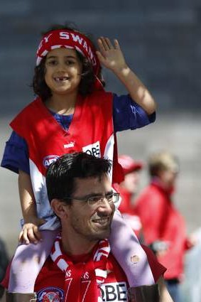 Isadora sits on the shoulders of David Sachs.