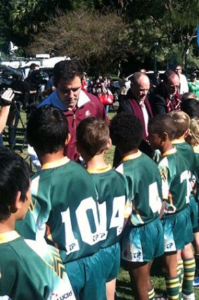 Cameron Smith meets the junior players.