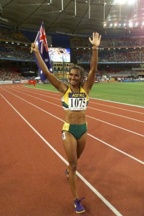 Nova Peris does a lap of honour after the women's 200m final in the 1998 Commonwealth Games.