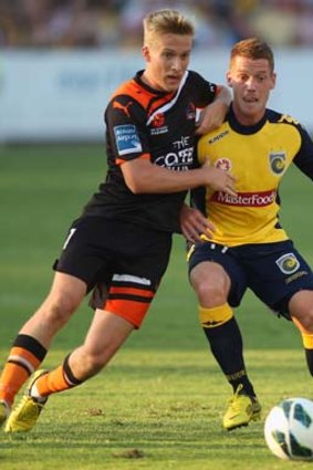 Oliver Bozanic of the Mariners and Ben Halloran of the Brisbane Roar contest the ball.