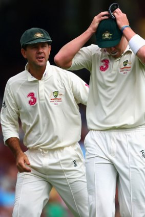 Ricky Ponting encourages unlucky bowler Peter Siddle.