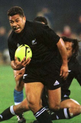 Pita Alatini in action for the All Blacks in 2001.