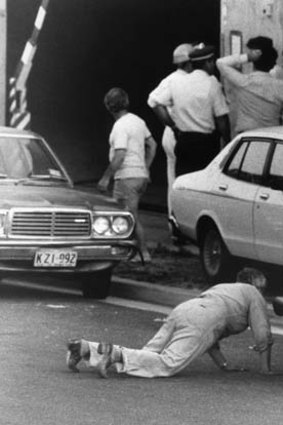 Unsolved atrocity &#8230; police and army bomb squad experts comb through the sealed off Hakoah Club in Bondi after a car bomb exploded in the car park on December 23, 1982.