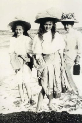 Grand Duchesses Tatiana and Olga with the Tsarina's lady-in-waiting, Anna Vyrubova.