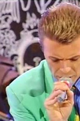 A controversial embrace: David Bowie recites the Lord’s Prayer at the tribute concert for Freddie Mercury in London, April 1992.