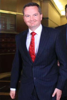 Chris Bowen says the government will examine a "circuit breaker" offshore processing bill from independent MP Rob Oakeshott.