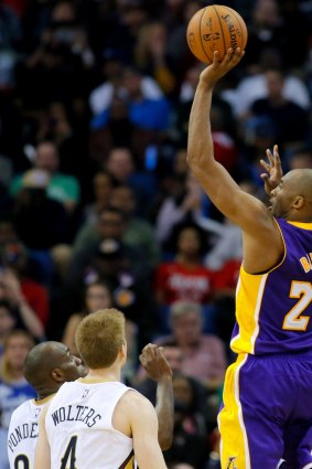 Kobe Bryant uses his left hand as he makes a shot during the second half against the New Orleans Pelicans.