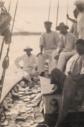 The crew of a Broome pearl lugger in the early 1900s.