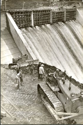 Construction of the Jindabyne dam.
