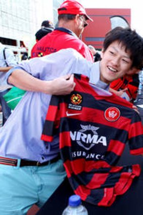 Grand finale: Shinji Ono signing autographs for fans before his final A-League appearance.