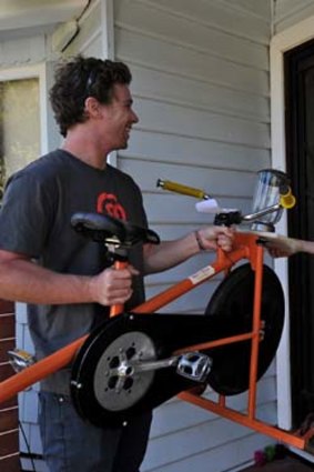 Ben Swaik from Sidekicker delivers a smoothie making bike to Leena Van Raay's door.