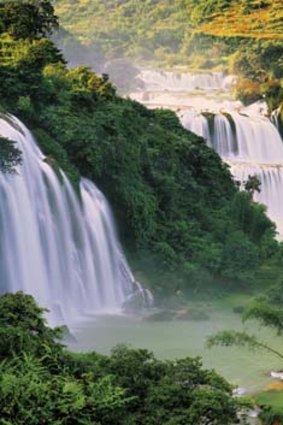 Ba Gioc waterfall borders China.