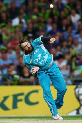 Daniel Vettori bowls for the Brisbane Heat.