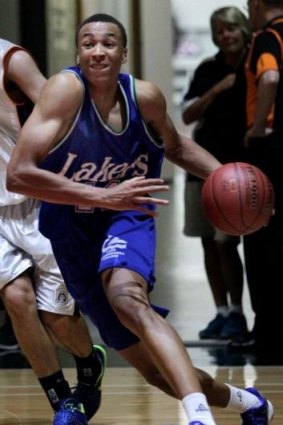 Dante Exum playing for Lake Ginninderra College in 2013.