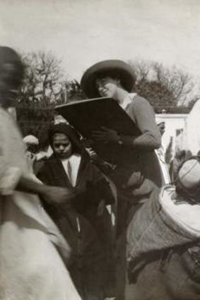 Hilda Rix Nicholas sketching in the marketplace, 1914.