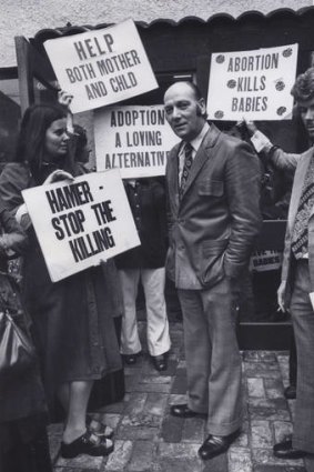 Dr Bertram Wainer surrounded by Right to Life protesters outside the East Melbourne Fertility Clinic in 1976.