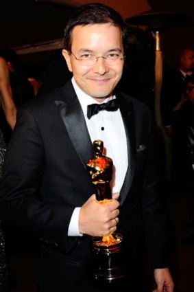 Shaun Tan with his Oscar.