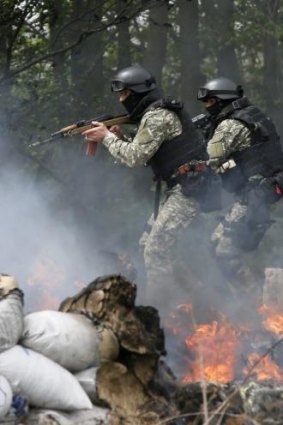 Ukrainian troops move into a new position a few kilometres from Slaviansk.