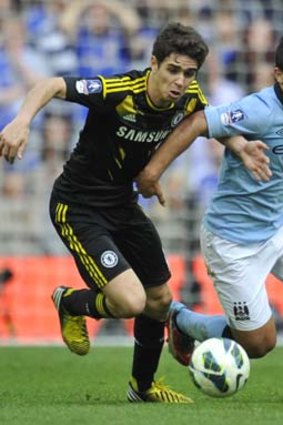 Manchester City's Argentinian striker Sergio Aguero (R) vies with Chelsea's Brazilian midfielder Oscar.