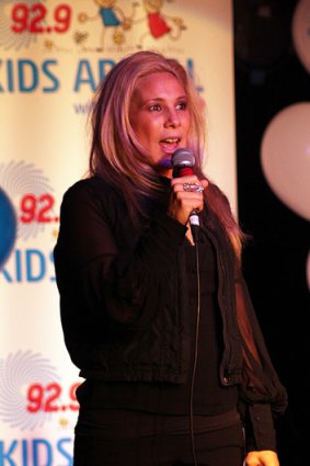 Lisa Fernandez tried her first "tight five" at a comedy night to raise money for the 92.9 Kids Appeal with Telethon