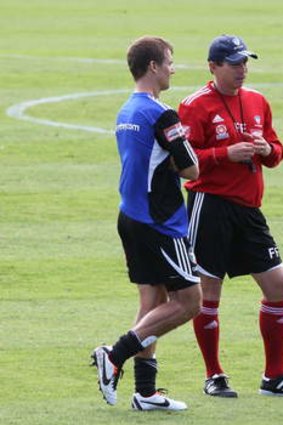 New deal ... Frank Farina (right) speaks to Joel Griffiths at training.