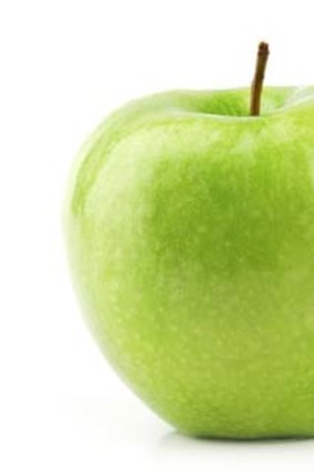 A parasite and potentially disease-carrying leaf matter have been found in one of the first shipment of apples after the 90-year ban was lifted.