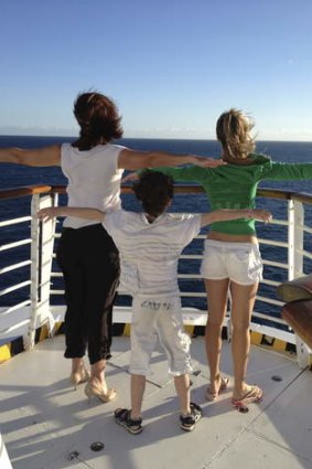 Mum, tween and teen go <i>Titanic</i>.