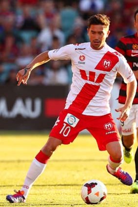 Harry Kewell in action against the Western Sydney Wanderers on Saturday.
