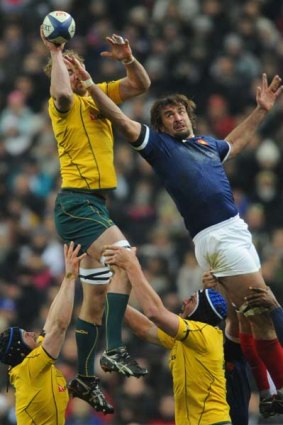 French second-row forward Julien Pierre (R) loses a lineout to Rocky Elsom.