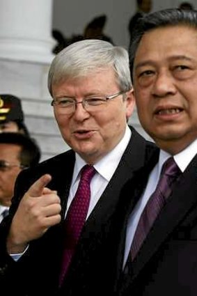 Kevin Rudd walks with President Susilo Bambang Yudhoyono after his arrival at the presidential palace in Bogor, West Java.