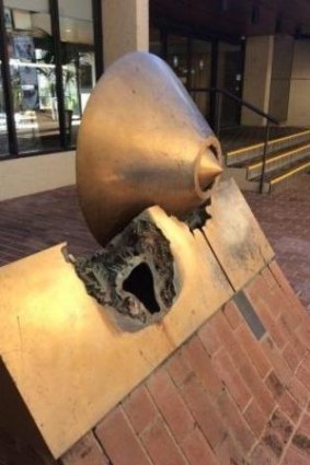 The sculpture, titled Il grande ascolto (the great listening) was damaged and part of it was stolen.