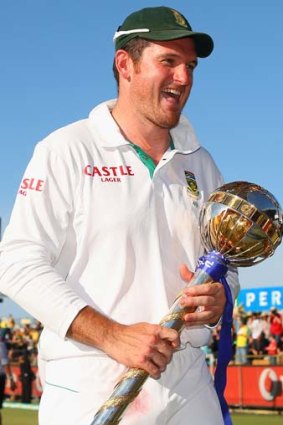 Top prize &#8230; Graeme Smith with the No.1 trophy.