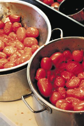 Learn to convert your tomatoes to passata with Bar Idda.