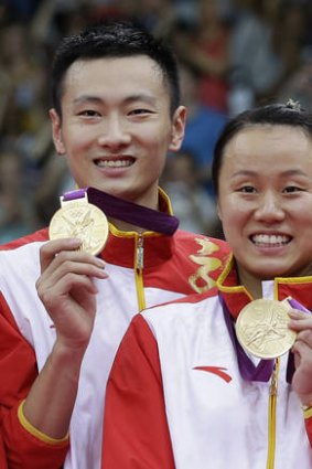 Zhang Nan (left) and Zhao Yunlei with their medals.