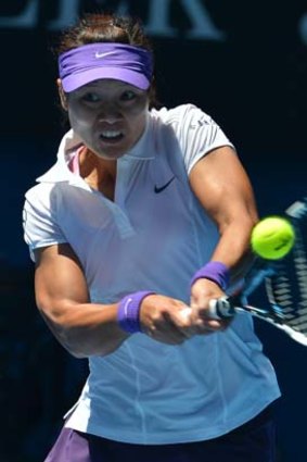 China's Li Na ends Poland's Agnieszka Radwanska's perfect start to the tennis season.