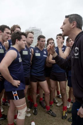 Old Melbournianslisten to their coach during quarter time.