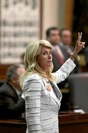 Senator Davis holds up two fingers against the anti-abortion bill.