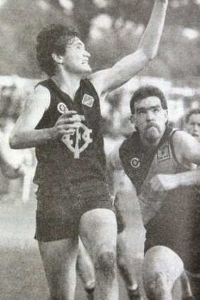 Dave Hughes in action back in '91 WDFNL grand final.
