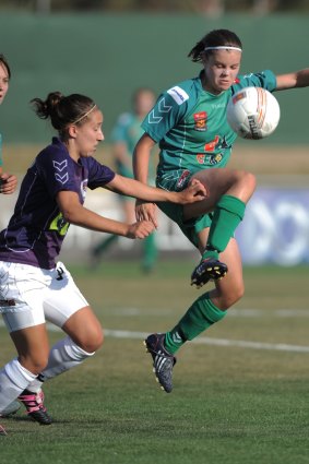 Kahlia Hogg playing for Canberra United in 2009.