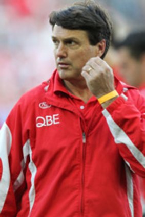 Paul Roos has agreed to mentor Ken Hinkley if he gets the Geelong coaching job.