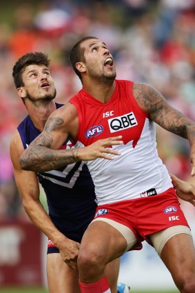 Lance Franklin of the Swans is challenged by Alex Silvagni of the Dockers.